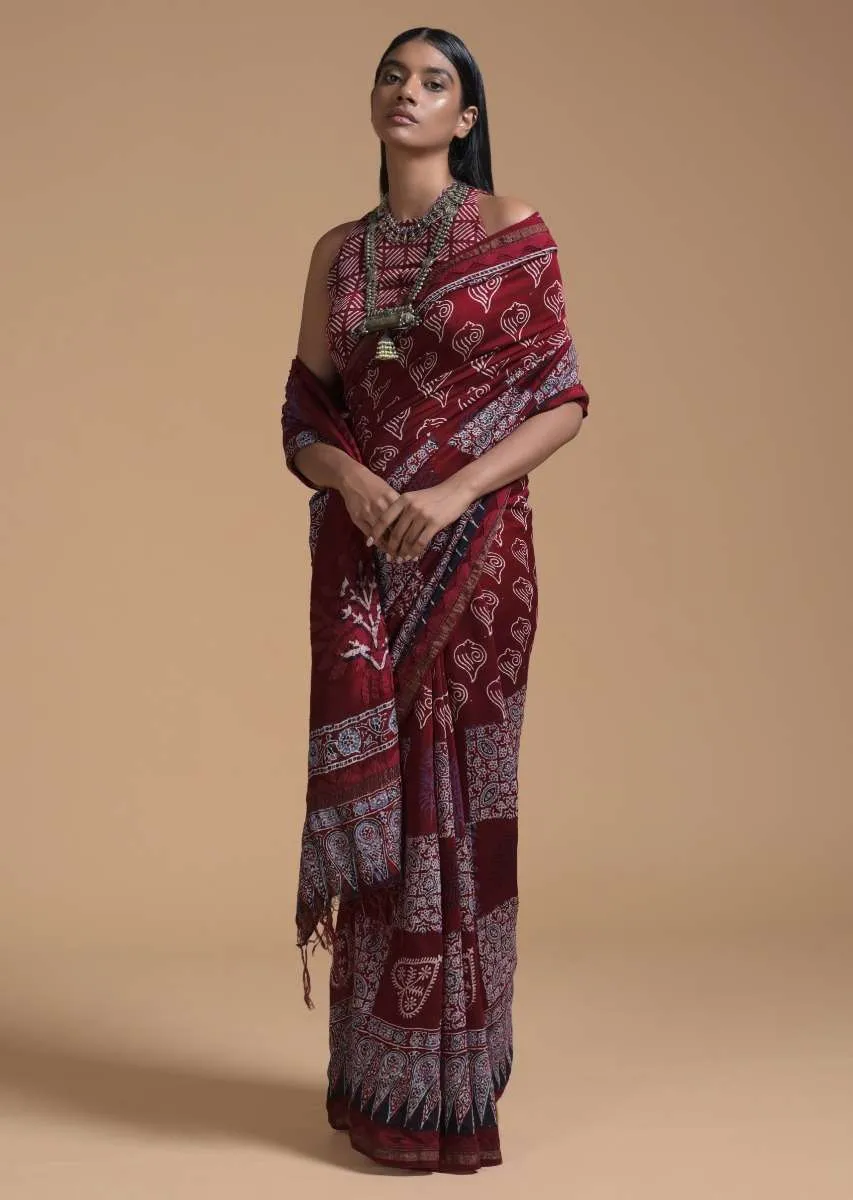Maroon Saree In Cotton With Batik Printed Buttis And Applique Work On The Pallu Online - Kalki Fashion